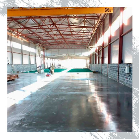 Наливной бетонный пол с топпингом для цеха по производству свай в Таганроге Наливной бетонный пол с топпингом для цеха по производству свай в Таганроге